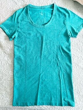 Moving Comfort Teal Short Sleeve Performance Tee Size M